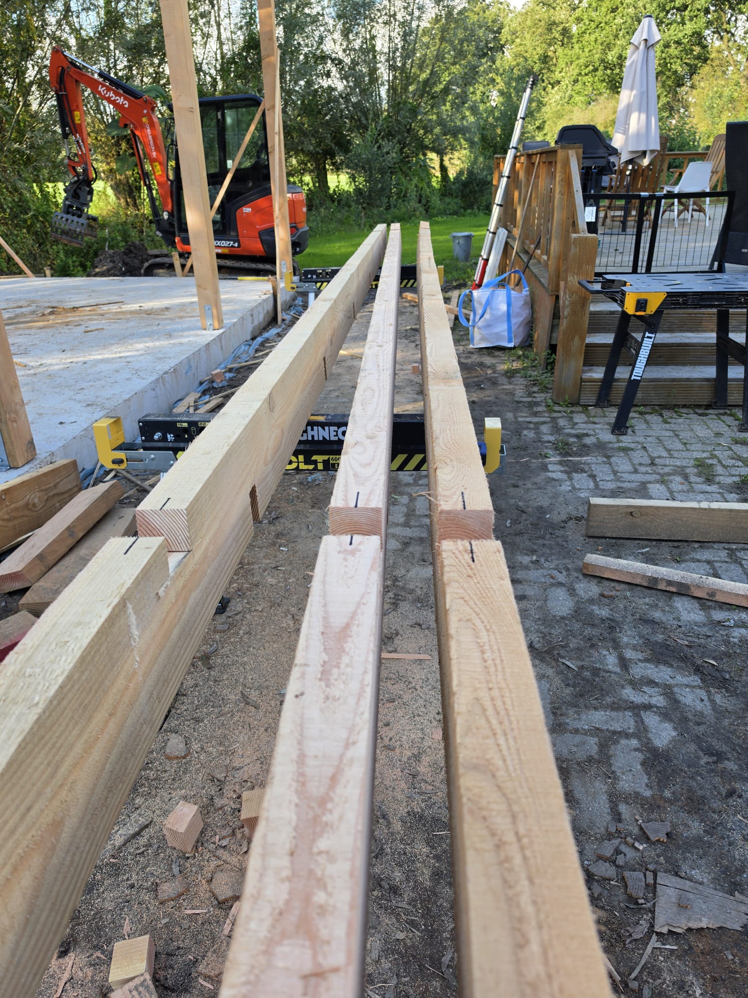 Gestane liggers met tongscharen voor de schuurconstructie