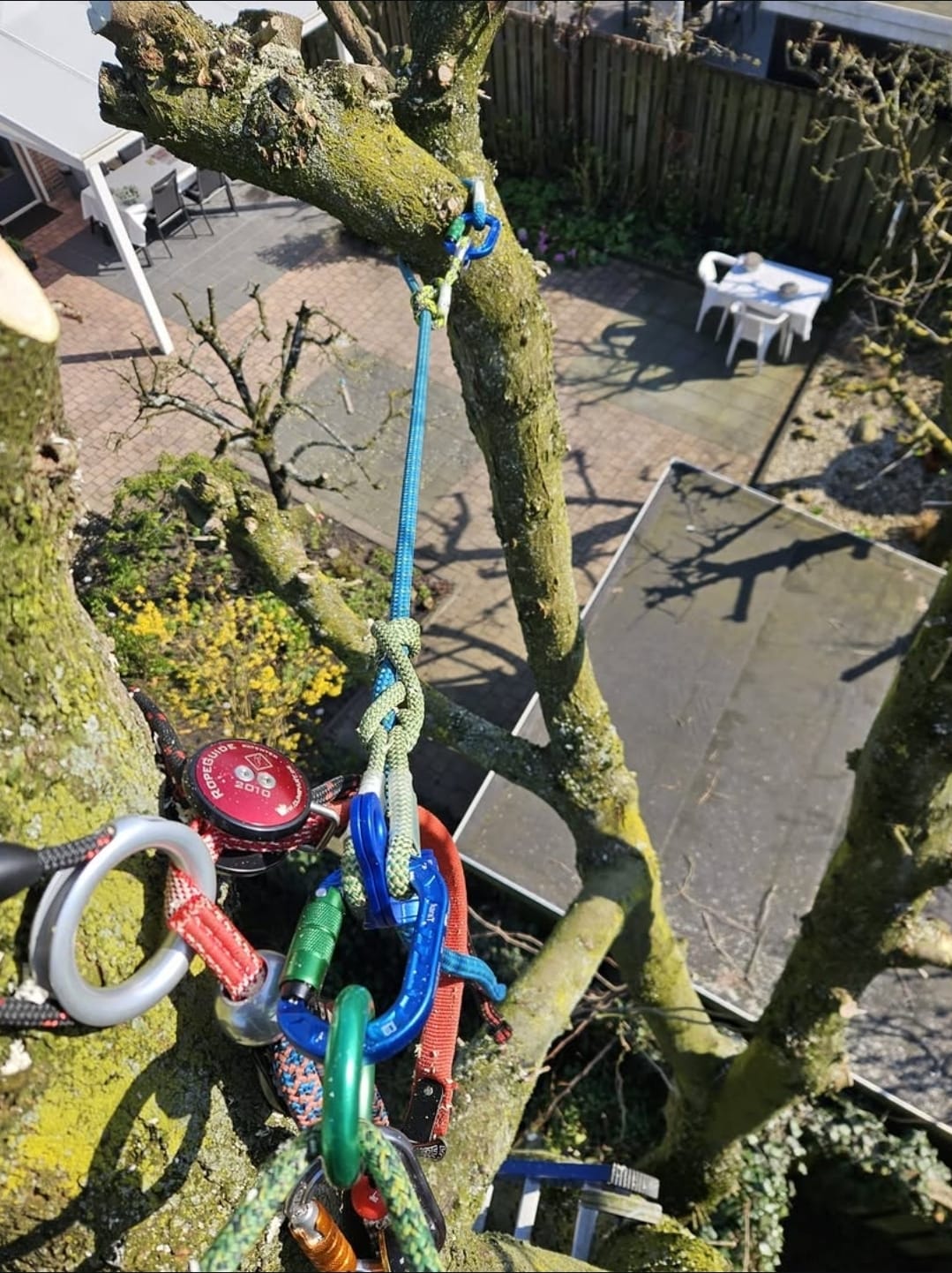 Rigging-opstelling met katrollen boven een krappe achtertuin